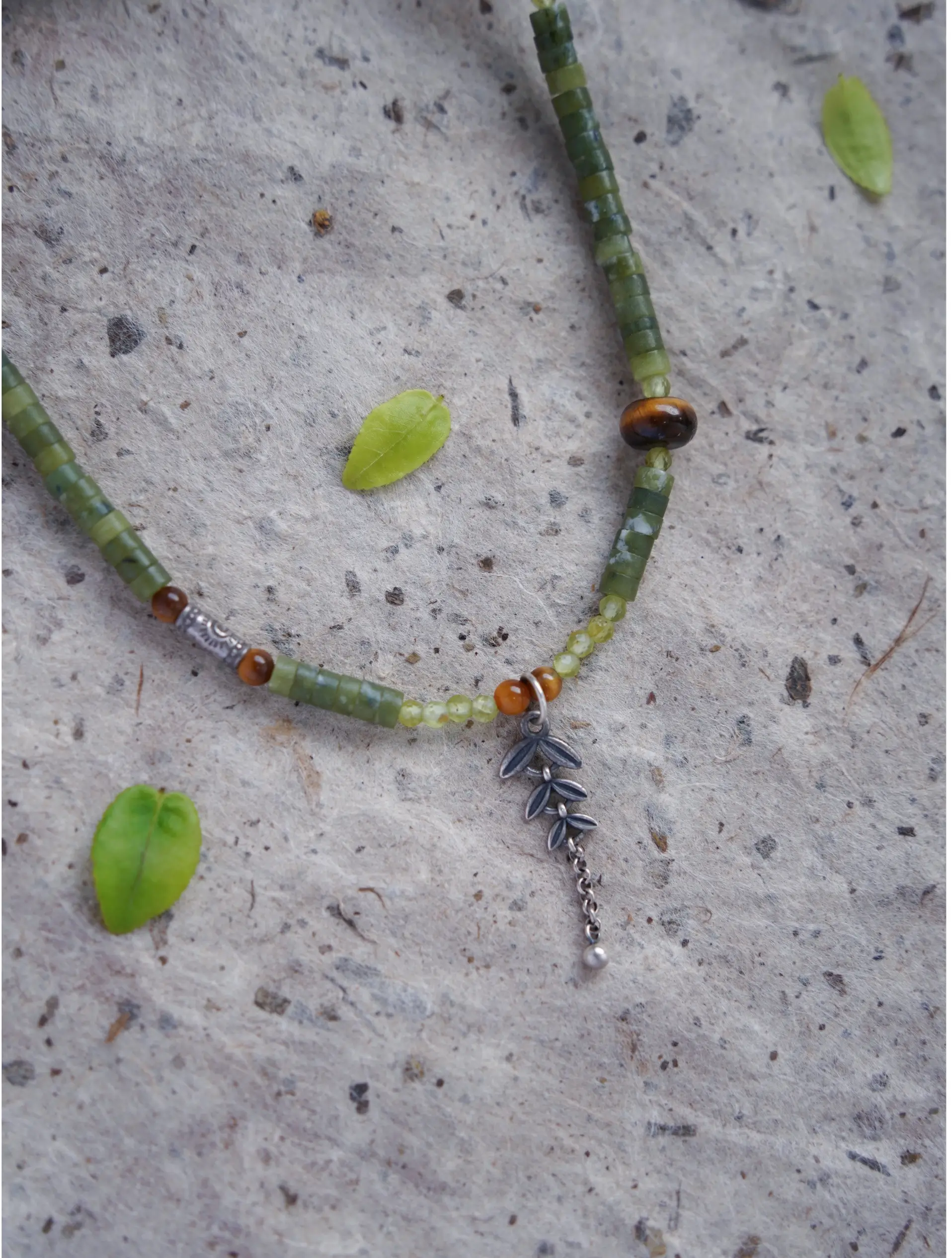 Handmade natural stone necklace with tiger's eye, jade, peridot, and Thai silver, perfect for commuting.