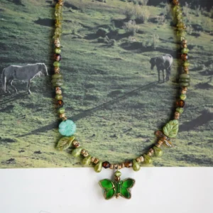 Handcrafted natural stone necklace with green tones, vintage style for playful outfits