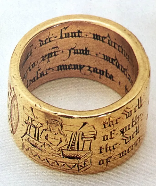 Vintage handmade gold ring engraved with totems, symbols, and mystical writings, inspired by Tarot designs, showcasing a vintage and protective style.