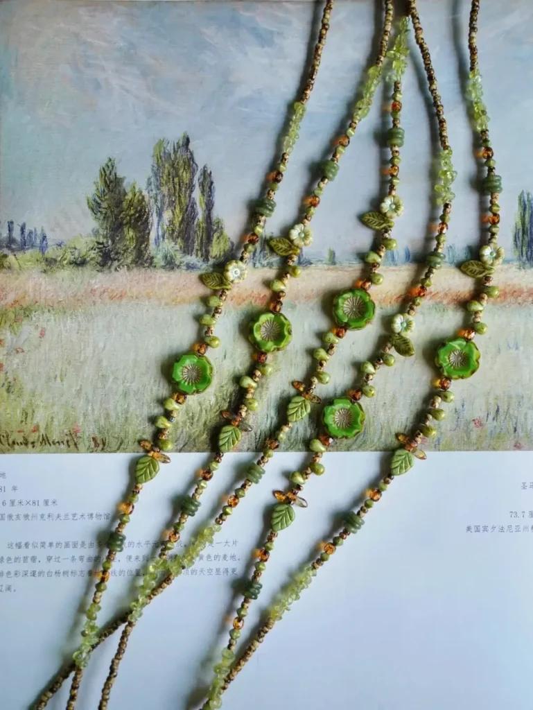 Bracelet with a clear flower detail, evoking the purity and calm of open fields and softly glowing skies.