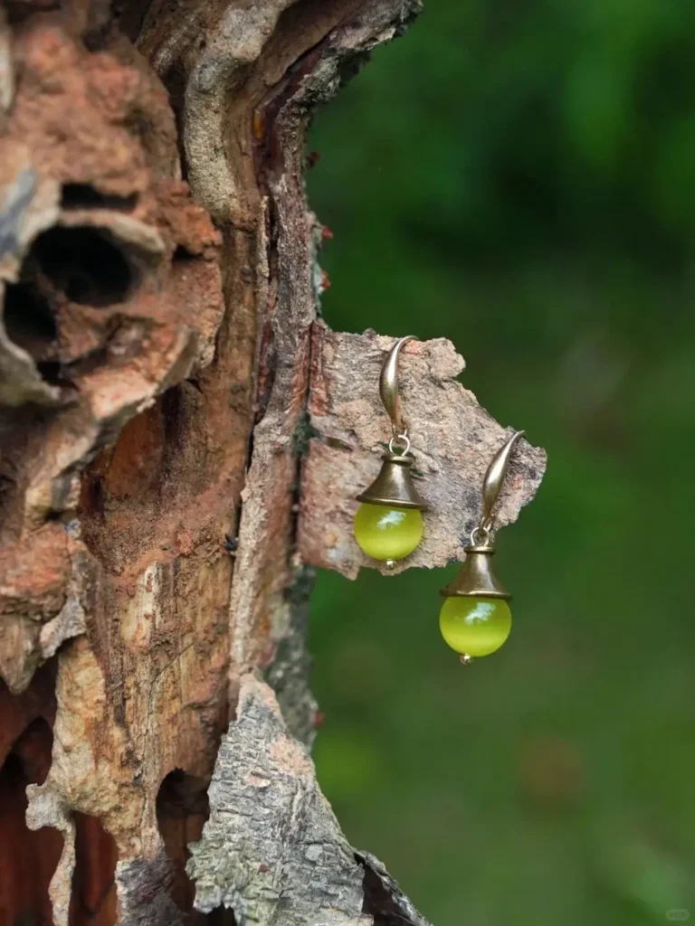 Handcrafted vintage Cat’s Eye earrings in three colors, the perfect accessory for summer days