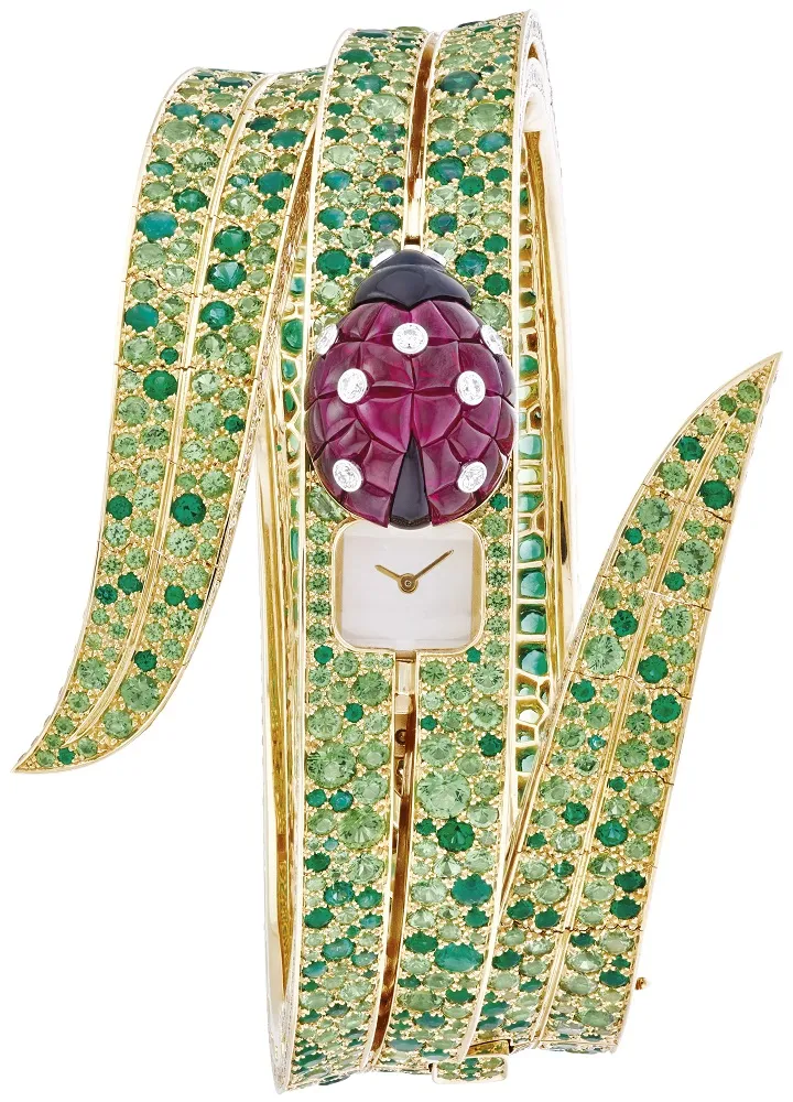 Illustration of a ladybug ring inlaid with emerald gemstones, highlighting the elegant design and sparkling details.