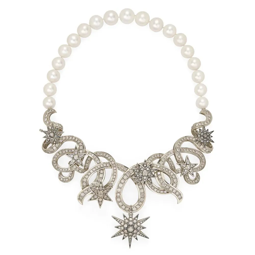 Illustration of a platinum and pearl star necklace, highlighting its elegant design and radiant details.