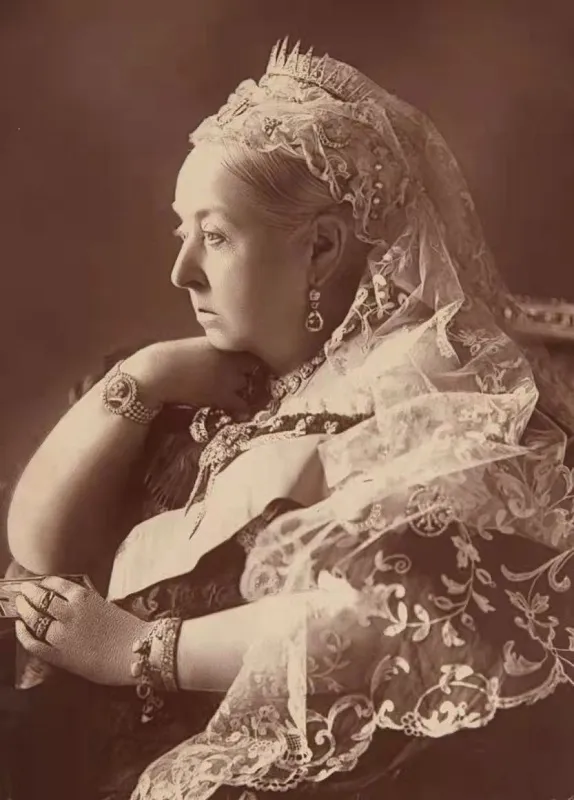  Illustration of Queen Victoria wearing a charm necklace, showcasing her love for personalized jewelry and giving them as gifts.