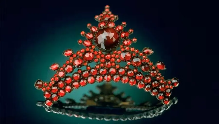  Illustration of red garnet vintage handmade jewelry, featuring elegant designs with garnet gemstones, symbolizing friendship, loyalty, and confidence.