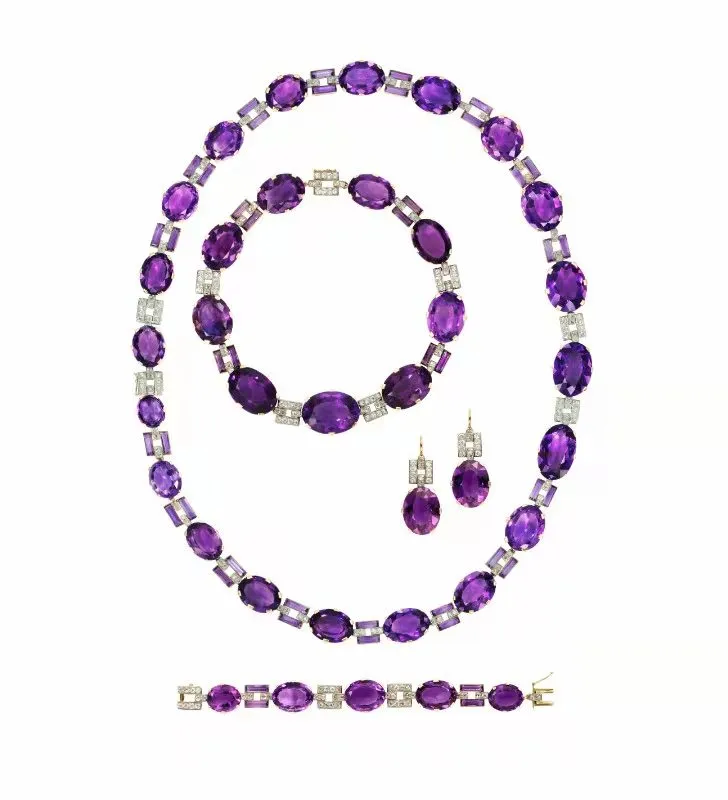 Illustration of a vintage amethyst necklace, featuring elegant amethyst gemstones set in a classic, timeless design, symbolizing clarity and spiritual balance.