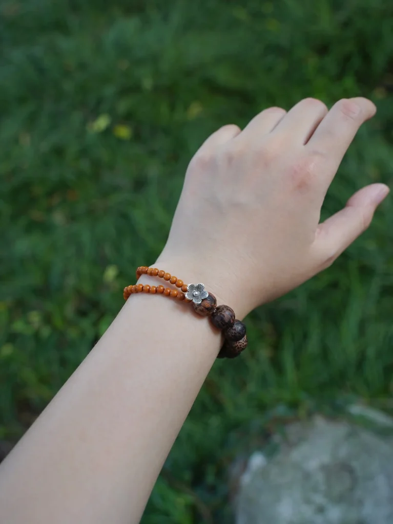 Wearing a vintage wooden bead bracelet reveals the natural texture and timeless charm of handcrafted jewelry