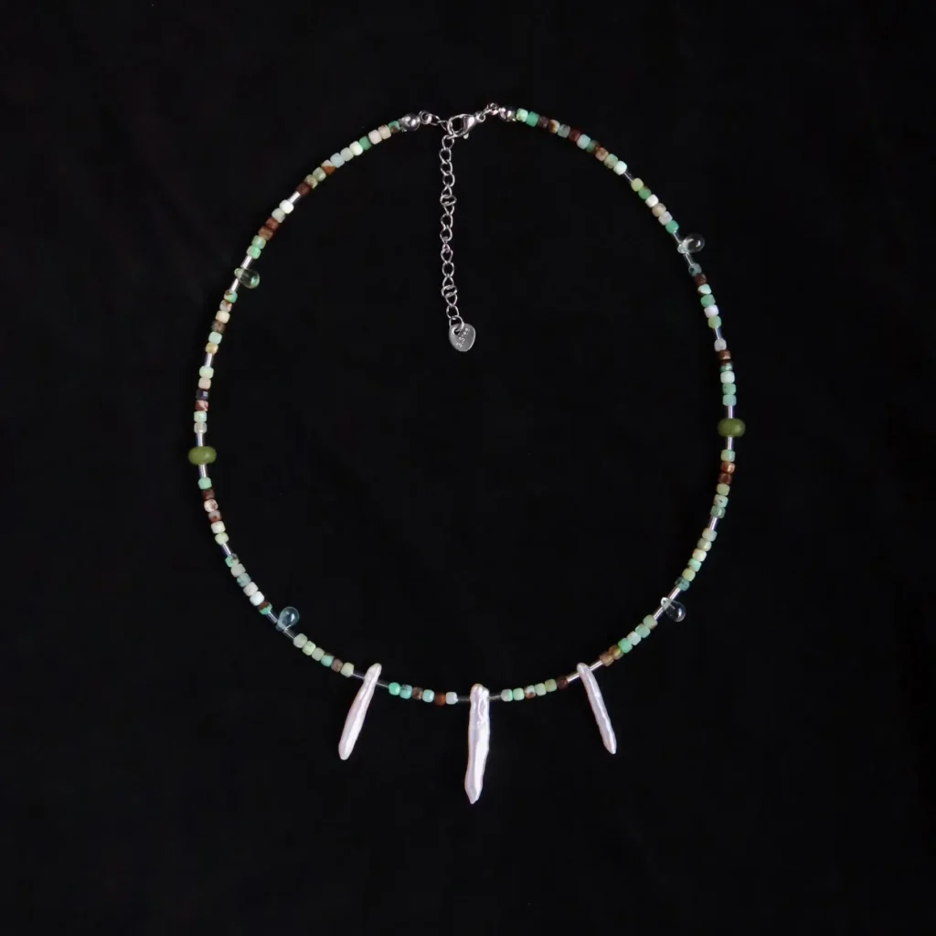 Handmade vintage beaded necklace from Jewea, featuring delicate pearls that highlight timeless elegance.