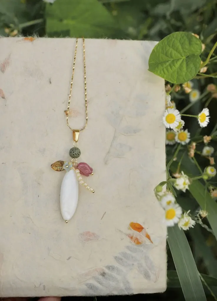 Handmade natural-style necklace features a freshwater pearl pendant, adding charm to students’ casual everyday outfits.