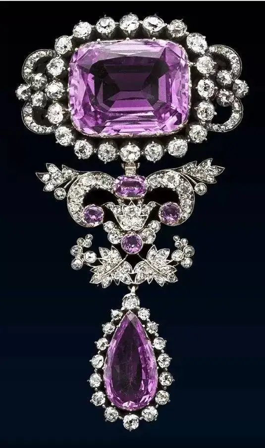 An illustration of an early 19th-century purple topaz pendant, showcasing the classic jewelry design style of that period.