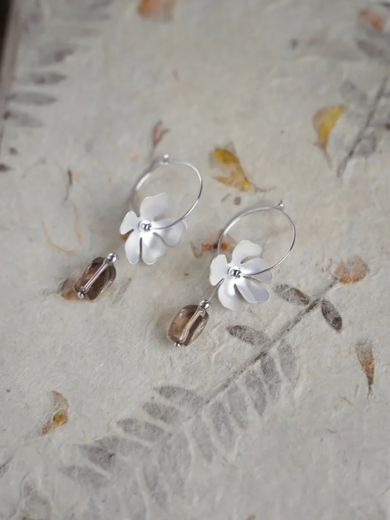 Lightweight vintage hoop, elegant and comfortable for daily wear.