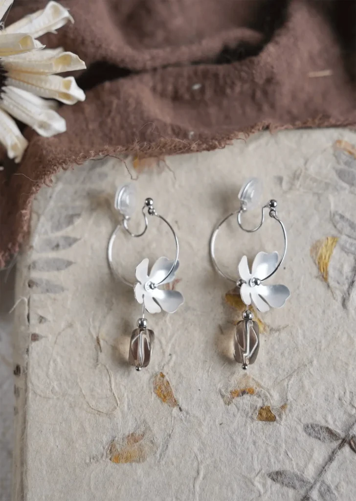 Adjustable vintage clip-on ear cuff, comfortable and stylish for daily wear.