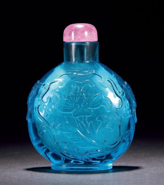 Qing Dynasty Qianlong imperial aquamarine snuff bottle with floral carving design