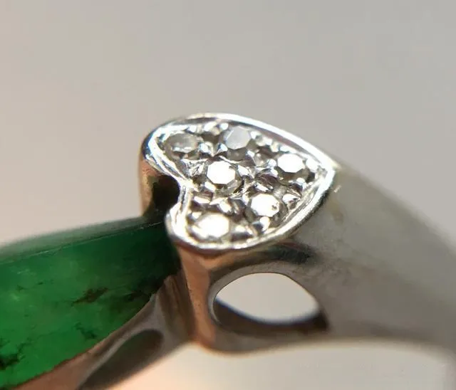 An illustration demonstrating the rigor of craftsmanship in jewelry design, showing a main stone and surrounding side stones arranged with flawless precision and evenness on the ring's surface.