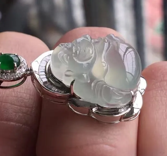 An illustration of a main stone or center stone held securely in a bezel setting, a classic jewelry technique known for its durability.