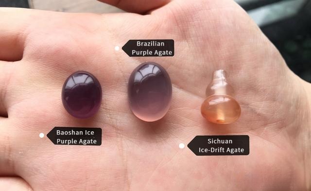 Natural Brazilian purple agate and ice-drift red agate specimens feel cool and smooth, contrasting with the slightly sticky texture of the “Baoshan Ice Purple” cabochon.