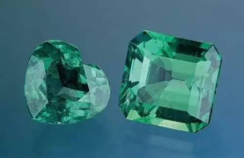 Comparison of two emerald gemstones showing different clarity levels, highlighting inclusions and transparency in this Emerald Buying Guide