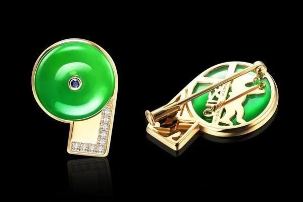 An illustration of a stunning gold brooch with a beautiful and intricate front design. The image also highlights the brooch's reverse side, which features a logical layout and smooth, flowing lines, demonstrating superior craftsmanship.