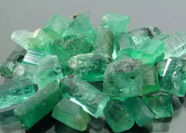 High-quality rough emerald gemstones, showcasing vivid green color and natural crystal structure, ideal for cutting and jewelry