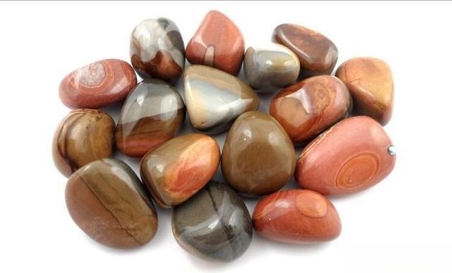 Jasper vs Nephrite Jade comparison shows jasper is mostly opaque with dark or intense colors.