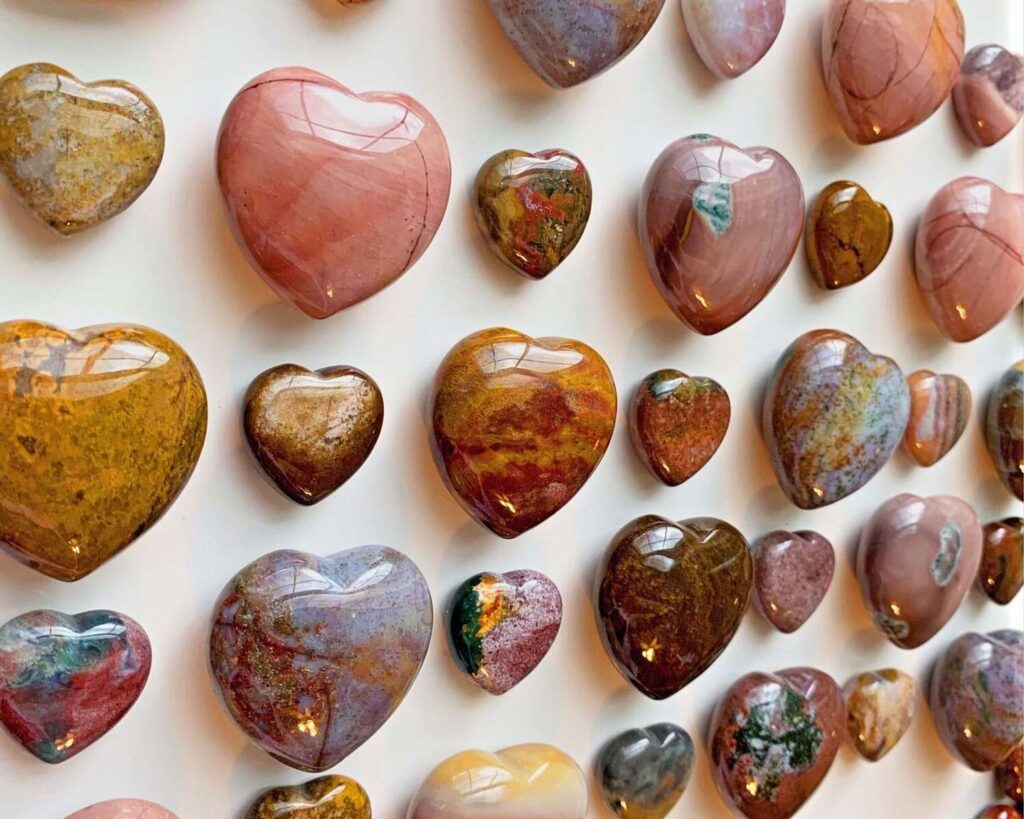 Heart-shaped gemstone highlighting Jasper vs Nephrite Jade differences, symbolizing beauty and cultural significance.