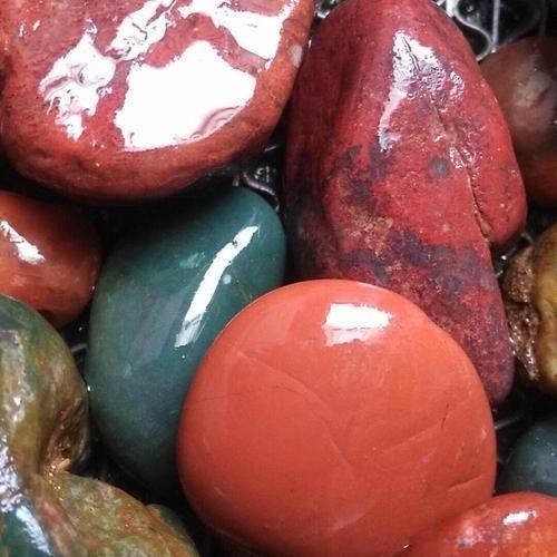 Jasper vs Nephrite Jade highlights that jasper, a type of chalcedony, shows diverse colors and varying transparency.