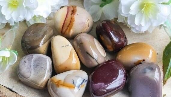 Jasper vs Nephrite Jade comparison shows quartz-based jasper belongs to the chalcedony family, distinct in structure and mineral content.