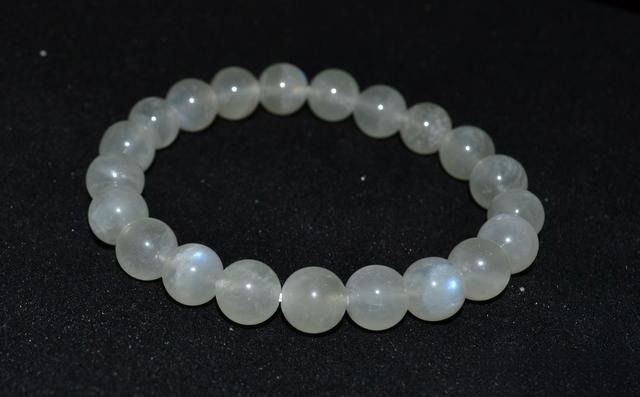 Gray-white moonstone bracelet with little to no blue sheen; many stones appear like this, so pay attention when selecting a gemstone.