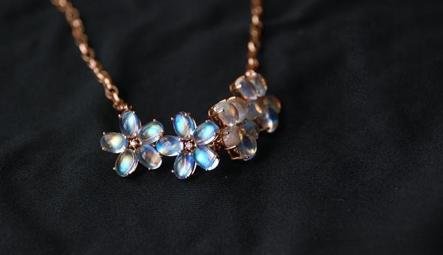 Moonstone Jewelry June Birthstone necklace, a relatively soft gemstone with a Mohs hardness of 6.0–6.5, requiring careful handling during daily wear.