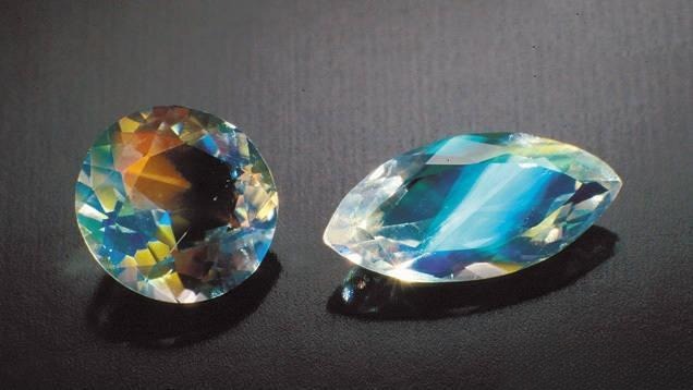 Comparison of two types of moonstone: Orthoclase-Adularia with classic blue sheen and Labradorite-derived rainbow moonstone with colorful adularescence.