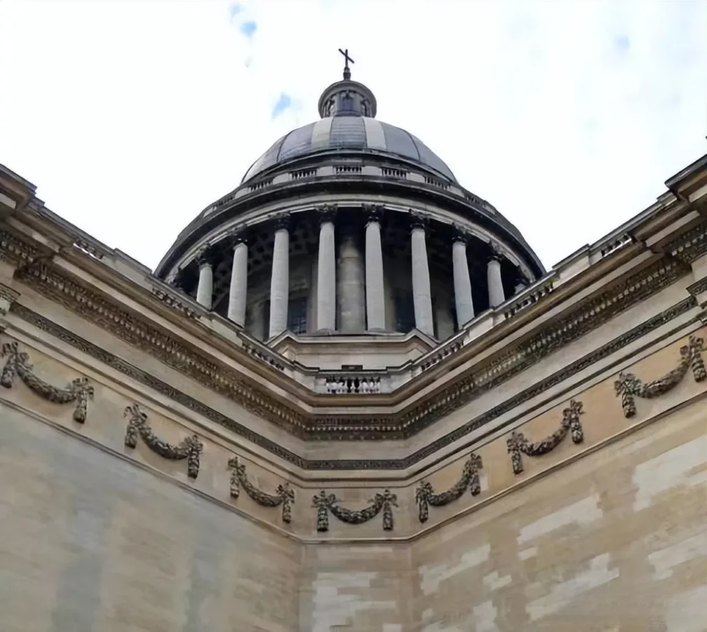 An illustration of the swag decoration on the exterior walls of the Panthéon in Paris. The motif is composed of flowers and leaves in fluid lines, arranged in a drooping or festoon-like form, giving the architecture a sense of solemnity and elegance characteristic of Neoclassical style.