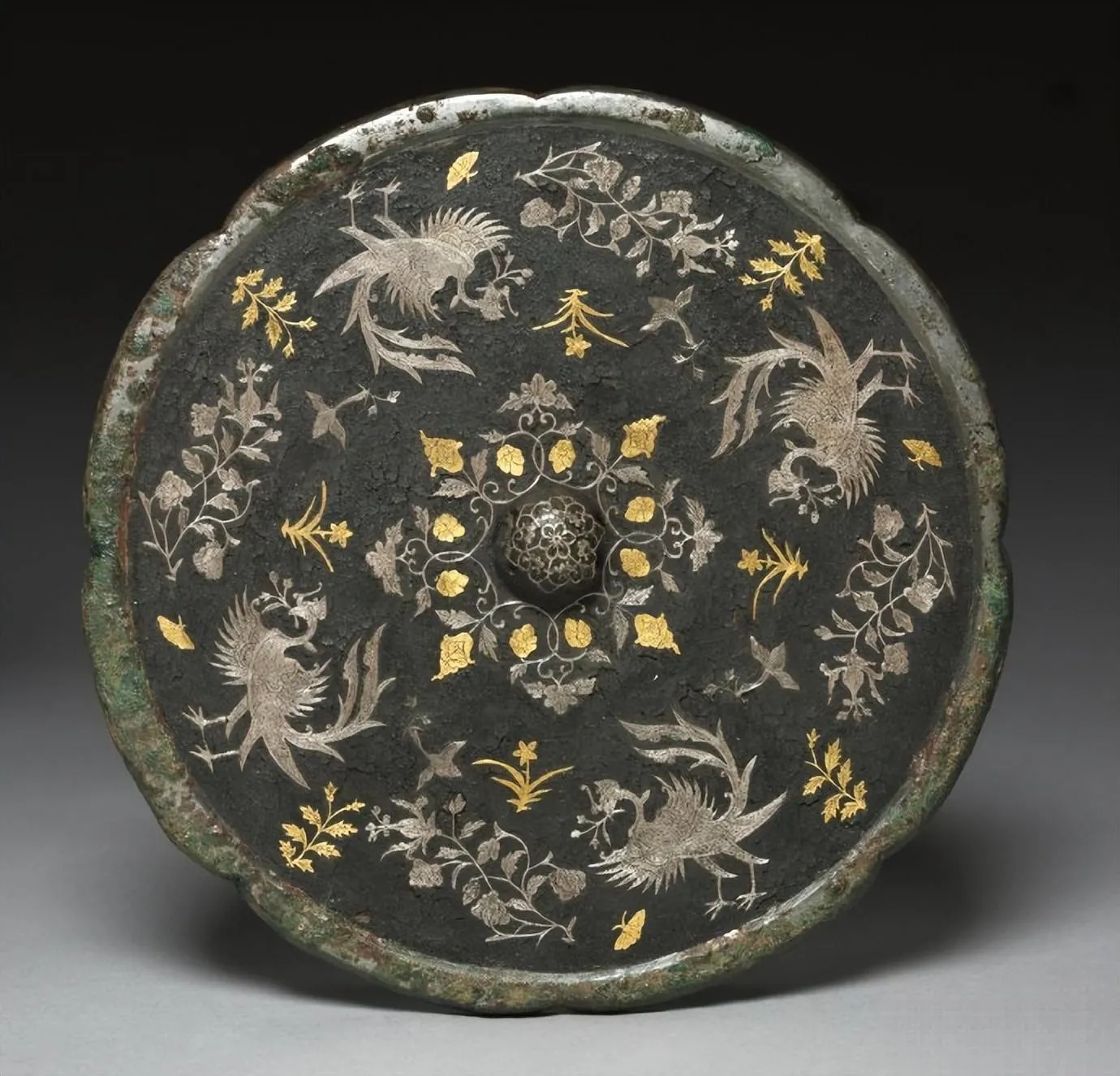 An illustration of a pingtuo bronze mirror with exquisite flower and bird patterns inlaid on its back, created with precious materials like gold and silver. The fine lines and elegant colors capture the artistic style of the flourishing Tang Dynasty.