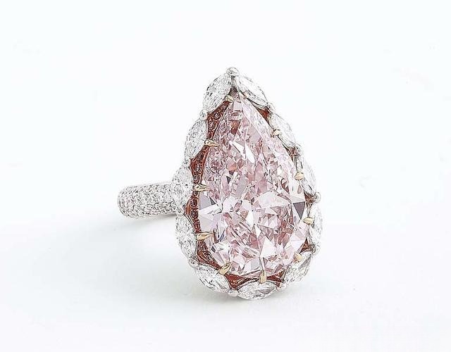 Pink diamond ring design without using complementary green diamonds, showing that the pink color appears less vibrant compared to pink-green combinations.