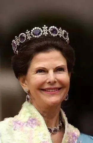  A portrait of Queen Mary II of England wearing her amethyst jewelry set.