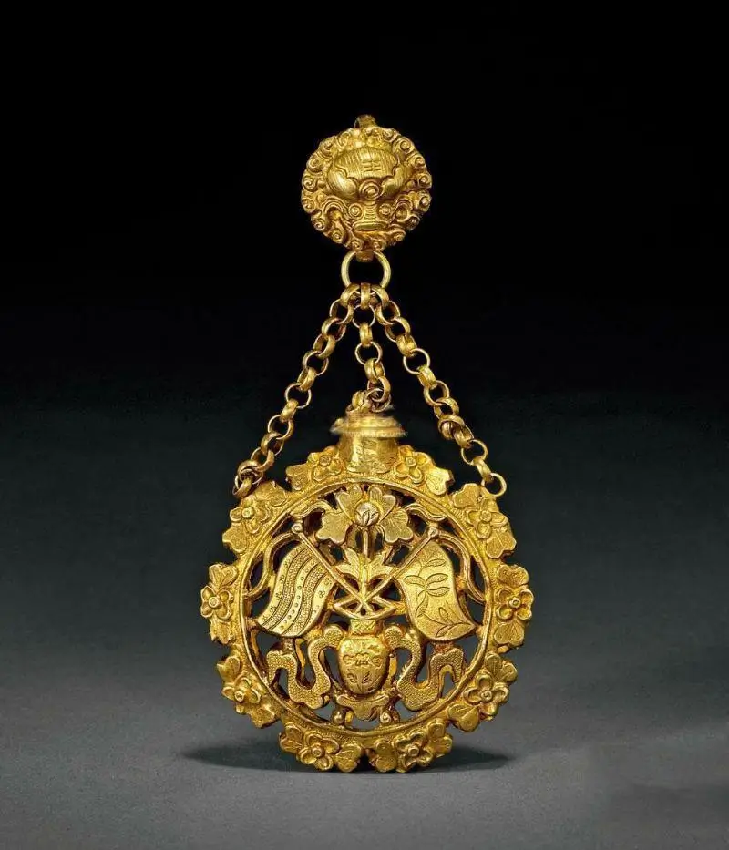 An image of a silver-gilt incense sachet from the Republic of China era. The hollowed-out sachet features the "vase with three halberds" motif, symbolizing a wish for a rapid promotion in rank. The top of the sachet is decorated with the five-colored flag of the Republic, making it a unique artifact from that period.