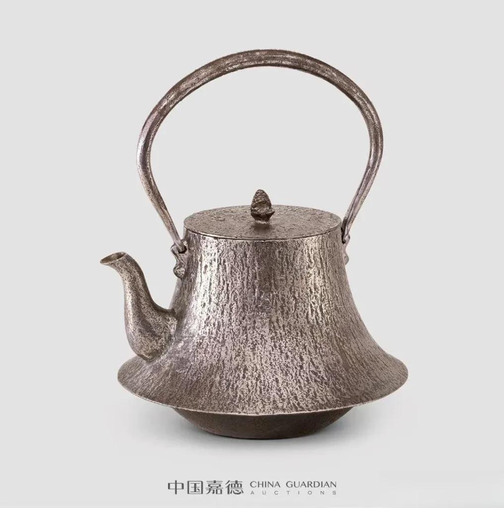  An illustration of a Showa period Japanese iron kettle (tetsubin) made from sand iron. The kettle is shaped like Mount Fuji and features a rustic bark texture on its surface, reflecting a style that combines natural forms with traditional craftsmanship.