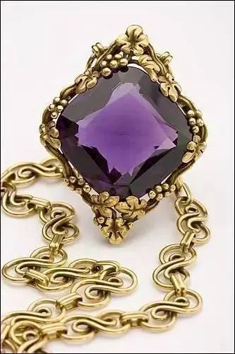 An amethyst necklace made by Tiffany & Co., dating to approximately 1900.