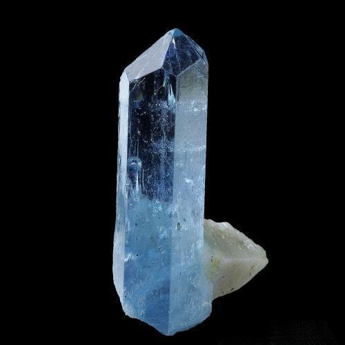 Uncut aquamarine stone specimen highlighting natural clarity and mineral formation