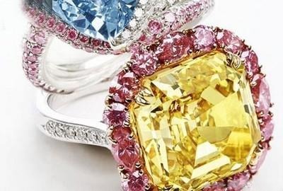 Yellow diamond ring paired with a pink diamond, demonstrating how designers often experiment with bold contrasts instead of following the typical pink-green combination.