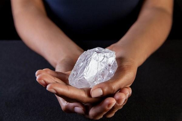 Lesedi La Rona 1109-carat rough white diamond, showcasing extraordinary size and high-dispersion potential