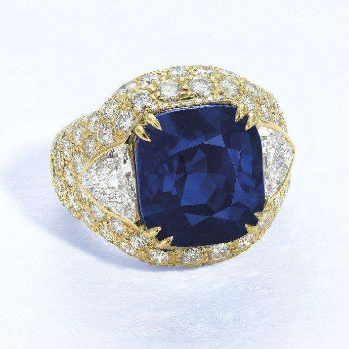14.70ct cushion-cut Kashmir sapphire ring set in gold with diamond accents, a rare sapphire auction piece.