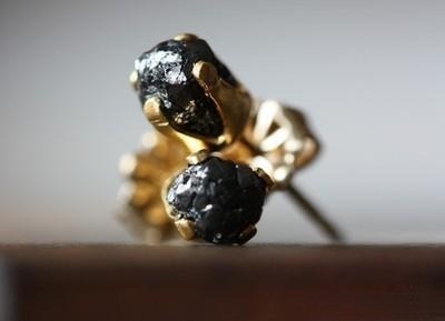 14K gold stud earrings with minimalist round-cut gemstones, elegant fine jewelry for everyday wear.