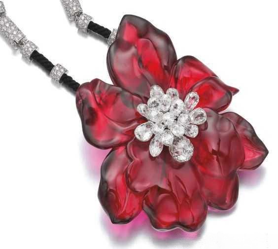 Cartier pendant featuring an exquisite faceted gemstone, showcasing the brand’s signature elegance and exceptional craftsmanship.