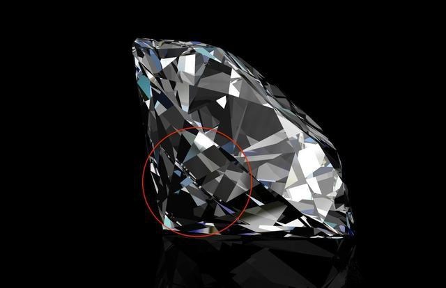 Red circle highlights the pavilion facet reflective line on this cut diamond