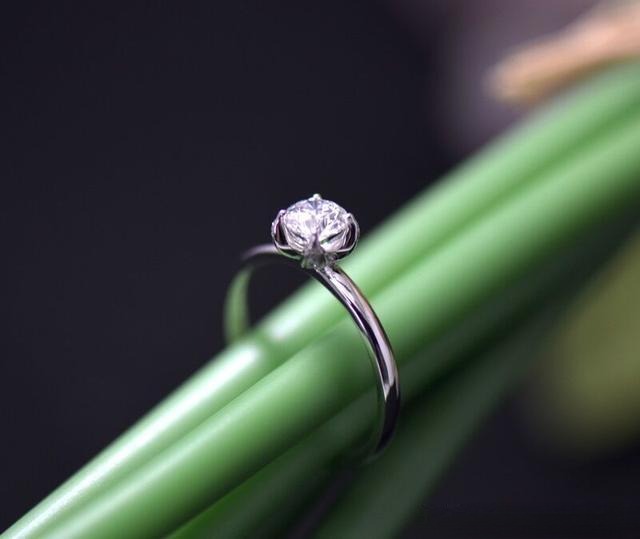 Diamond ring, 0.40 carat, redesigned by Jewea, with lotus halo setting for more sparkle and fire