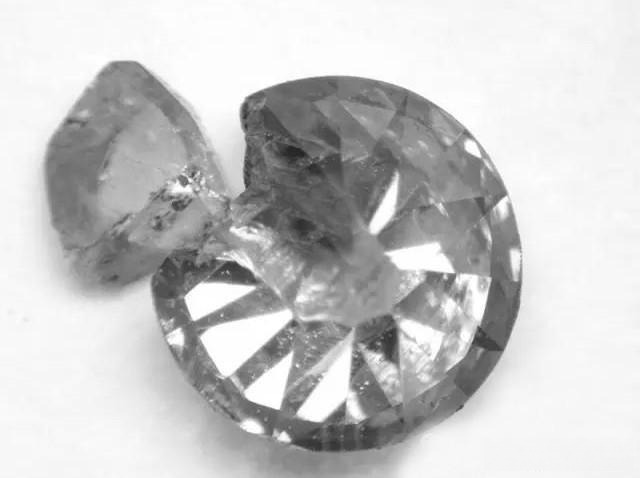 Diamond split due to cleavage phenomenon