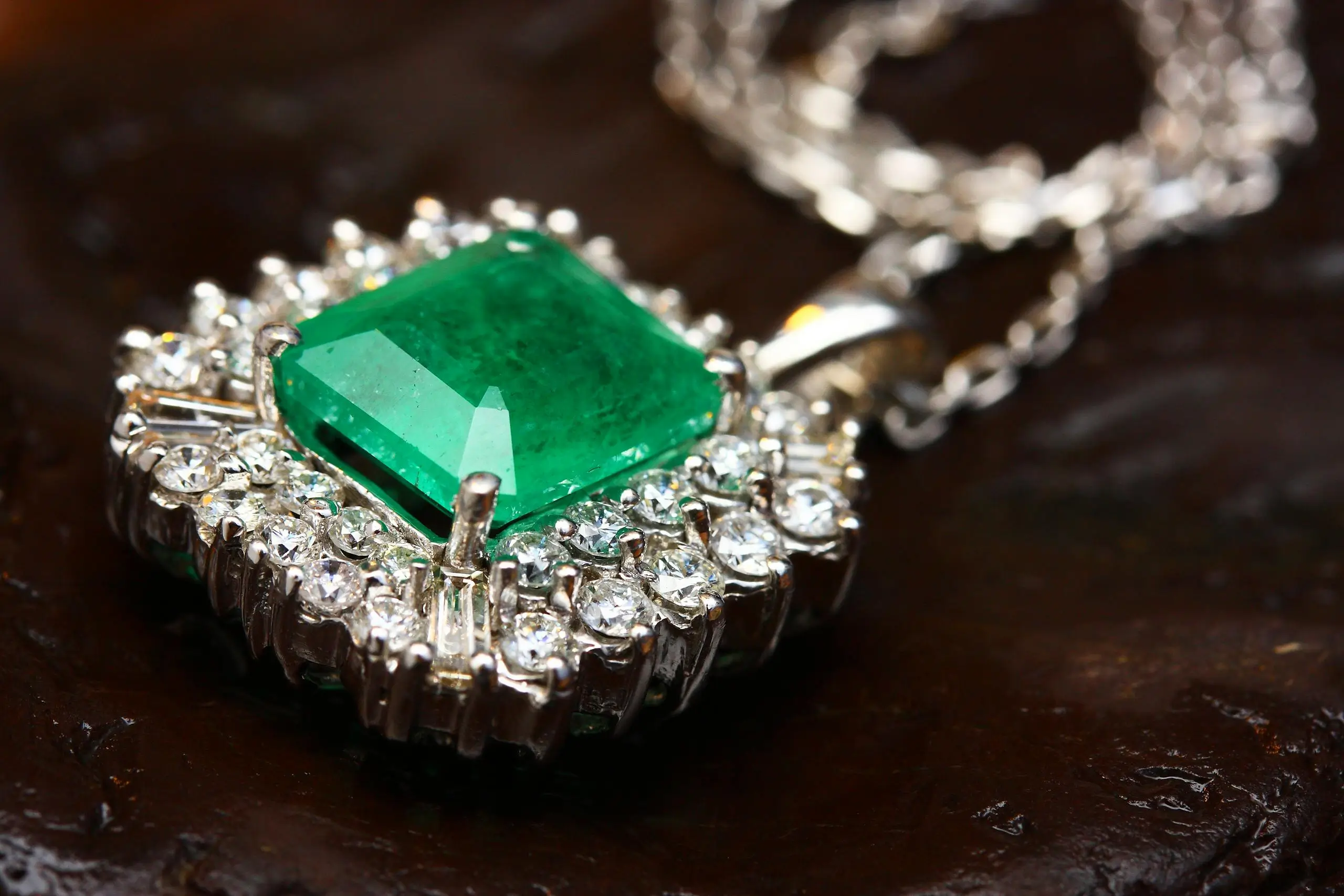 Elegant emerald pendant necklace with white gold and diamonds, a timeless symbol of sophistication