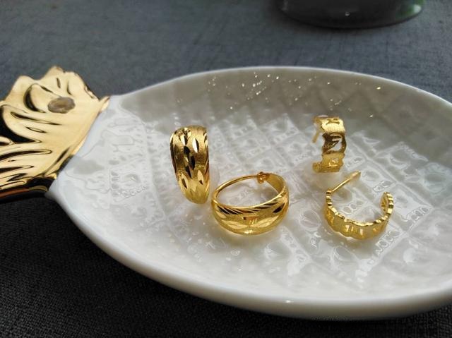 Two pairs of stylish earrings made from a 9.43-gram gold snake chain after redesign