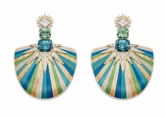 Green Aurora tourmaline and rose gold earrings by Piaget, illustrating the color proverb principle of pairing pure blue with green for an elegant and refined look.
