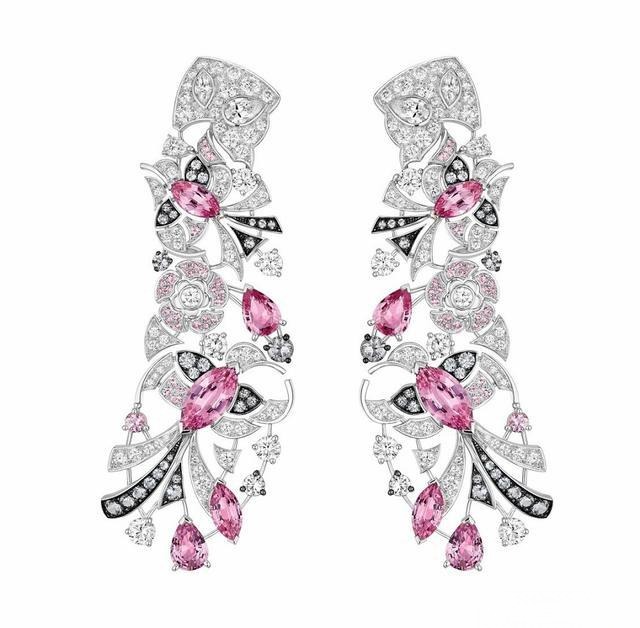 Jeanne sapphire and white gold earrings by Chanel, featuring a color design that follows the Chinese color proverb principle of balancing soft tones with dark accents for refined contrast.